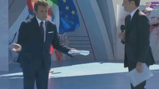 Flavio Insinna e Andrea Delogu condurranno Tutti a scuola: La vita in diretta in pausa per un giorno.