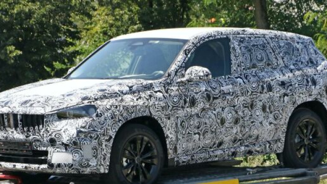 Prototipo della nuova generazione di Bmw X1.