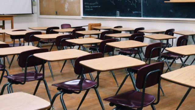 Scuola, orari ridotti per penuria docenti, Azzolina: 'Stiamo risolvendo'