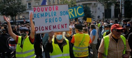 Manifestantes de los "chalecos amarillos" en las calles de Par&iacute;s.