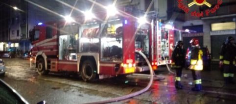 Milano, incendio nell'appartamento di un palazzo: perde la vita un uomo di 62 anni