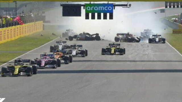 F1, Mugello: l'incidente sul rettilineo che ha portato ad un maxi tamponamento.