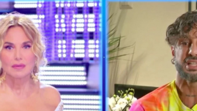Fabrizio Corona ha riservato a Barbara d'Urso diversi complimenti in diretta a Live - non &egrave; la d'Urso.