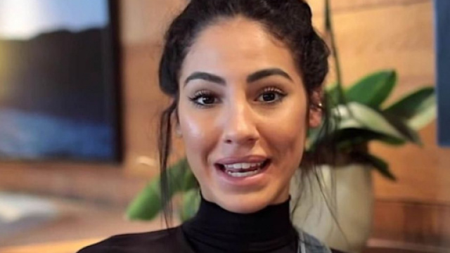 Giulia De Lellis sponsorizza un correttore anti-et&agrave;, critiche: 'Meglio un cancella brufoli'.