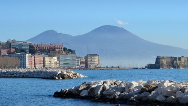 Napoli, movida violenta: sparatoria con feriti sul lungomare.