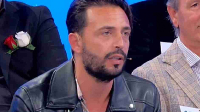 Uomini e Donne. Karina contro Armando: 'Non lo sopporto. ci credo che non trova nessuno'.