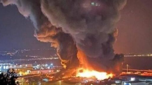 Ancona, vasto incendio nella zona del porto: aria irrespirabile, chiuse scuole e parchi.