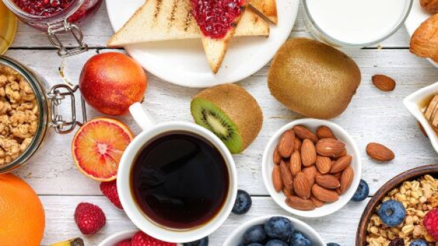 Colazione sana, 7 idee: dal porridge al latte coi biscotti.