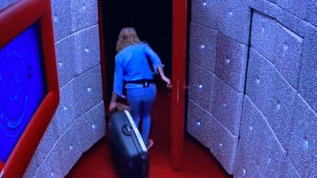 Grande Fratello Vip: Flavia Vento ha abbandonato definitivamente il gioco dopo 1 giorno.