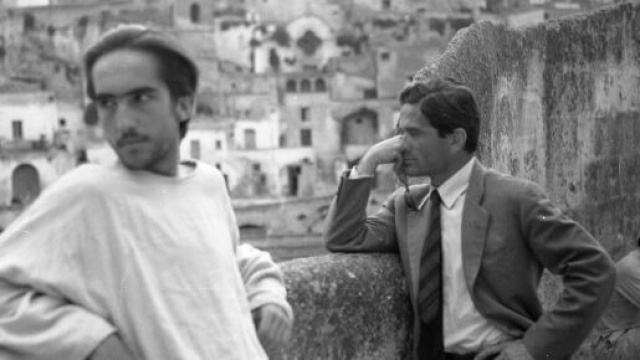 Irazoqui assieme a Pasolini durante le riprese del film "Il Vangelo secondo Matteo" a Matera.