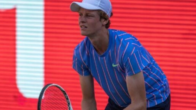 Jannik Sinner batte Tsitsipas e vola agli ottavi degli Internazionali d'Italia.