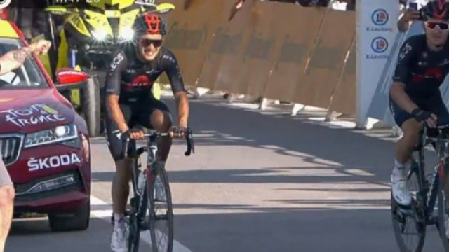 Carapaz e Kwiatkowski all'arrivo di Roch sur Foron.