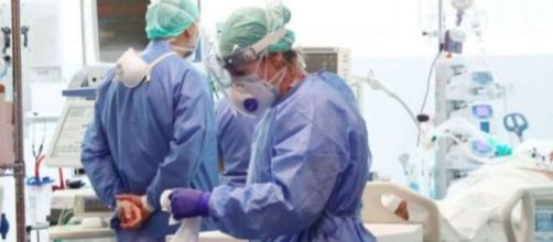 Sanitarios de Madrid al borde del colapso frente al avance de la pandemia de COVID-19