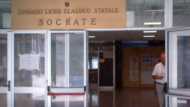 Roma, Liceo Socrate: niente minigonna perch&eacute; 'ai prof cade l'occhio', si attiva il Miur.