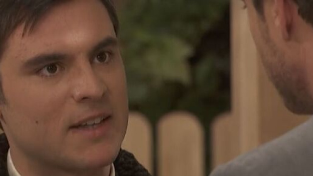 Il segreto, trame Spagna: Adolfo schiaffeggiato da Juanito per scherzo.