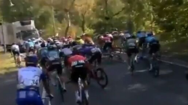 Un camion sul percorso del Giro del Lussemburgo.