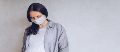 El coronavirus durante el embarazo aumenta el riesgo de partos prematuros, seg&uacute;n BMJ.