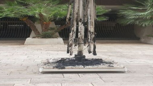 Brindisi, ombrellone di un pub dato alle fiamme in pieno centro: denunciato un 28enne.