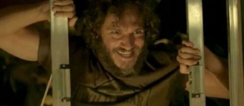 Dino tentar&aacute; molestar Eliza de novo em "Totalmente Demais". (Reprodu&ccedil;&atilde;o/TV Globo)