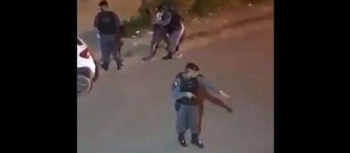 Policial imobiliza e surra mulher negra. (Reprodu&ccedil;&atilde;o/Redes Sociais)