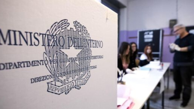 Milano, fotografa il suo 'S&igrave;' sulla scheda del Referendum: denunciato 35enne.
