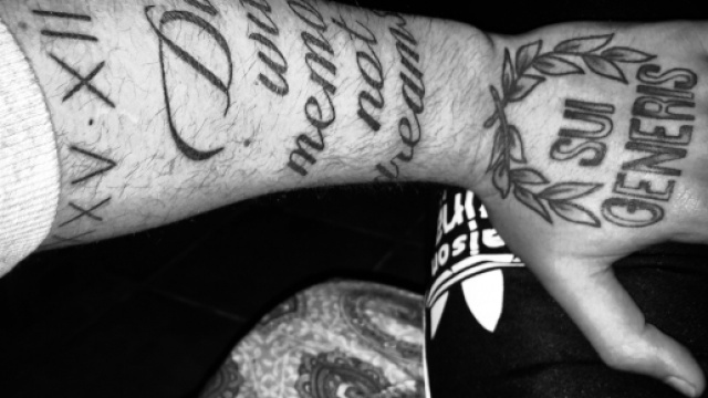 Stefano De Martino cancella il tatuaggio 'Sui Generis'.