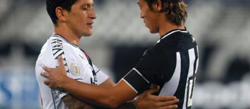 O argentino Cano e o japon&ecirc;s Honda s&atilde;o os estrangeiros que poder&atilde;o decidir a vaga da Copa do Brasil. (Arquivo Blasting News)