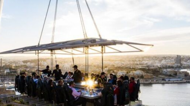 Cena sospesa a 50 metri di altezza tra cielo, mare e terra in Abruzzo