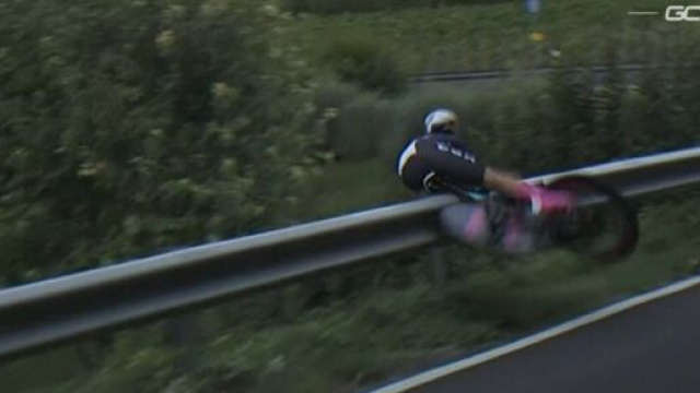 La caduta di Chloe Dygert ai Mondiali a cronometro di Imola.
