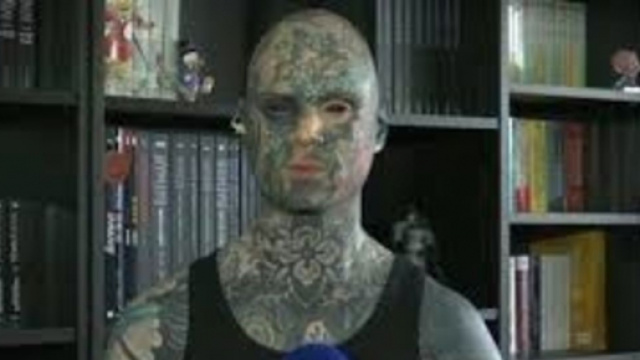 Tatou&eacute; de la t&ecirc;te au pied, il pourrait perdre son emploi - Photo capture d'&eacute;cran Facebook