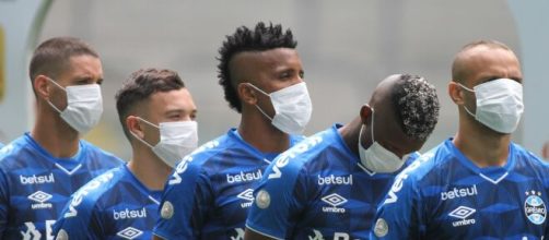 Antes da pandemia paralisar o futebol, o Gr&ecirc;mio fez um protesto pedindo a pausa das atividades. (Arquivo Blasting News)