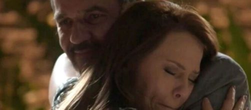 Germano e Lili em momento rom&acirc;ntico em "Totalmente Demais". (Reprodu&ccedil;&atilde;o/TV Globo)