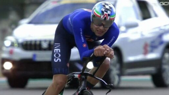 Filippo Ganna impegnato nella cronometro dei Mondiali di Imola.