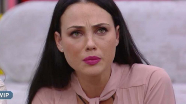 GF Vip: Adua ed Elisabetta infastidite dai balli di Morra e Pretelli con Guenda e Myriam.