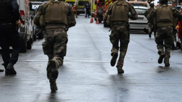 Parigi, attentato vicino la ex sede di Charlie Hebdo: ci sarebbero quattro feriti, squadre anti terrorismo sul posto