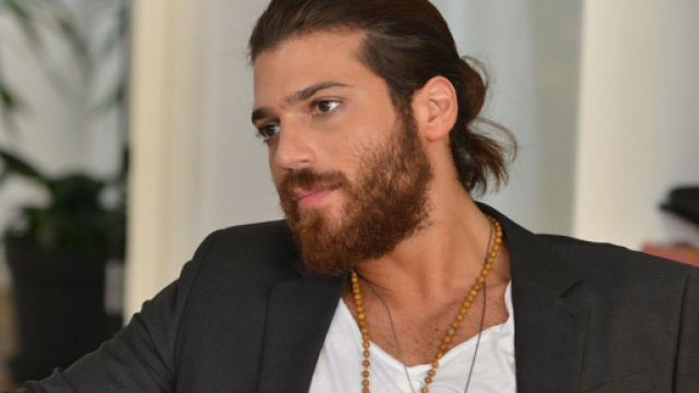 Can Yaman potrebbe essere ospite su Canale 5.