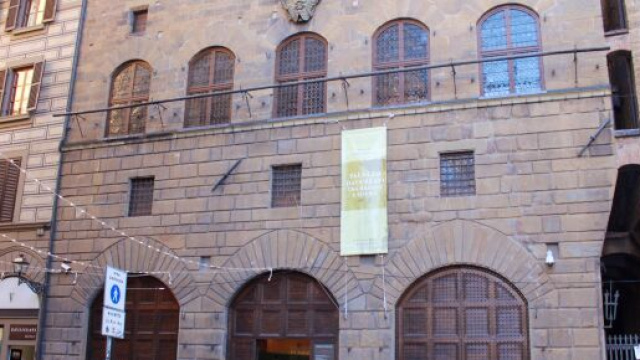 Firenze, incendio in centro: una madre denuncia il figlio 13enne, caccia ai complici