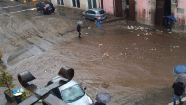 Nubifragio in Irpinia: fiume di fango a Monteforte: diverse automobili sommerse.