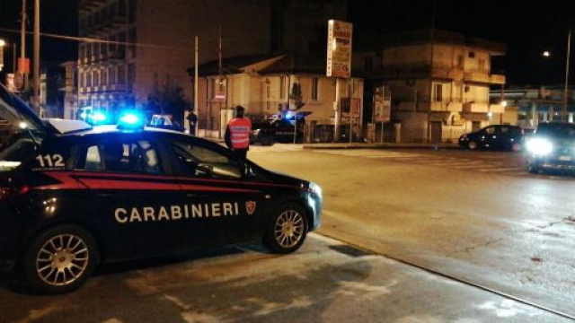 Coronavirus a Napoli, movida: quattro giovani multati perch&eacute; senza mascherina, tre arresti.