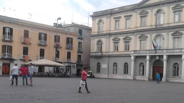 Nola, due minorenni minacciati con un coltello e rapinati nel centro storico.