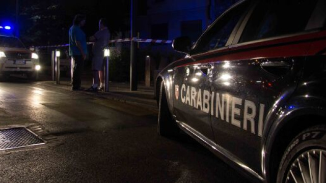 Reggio Emilia, alla moglie non va di fare le pulizie: marito la colpisce con un martello. L'episodio a Brescello.