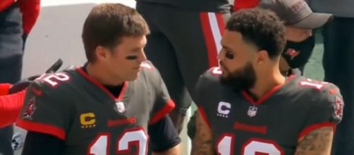 Brady and Evans connected for two touchdowns. [Image Source: Алан/YouTube)