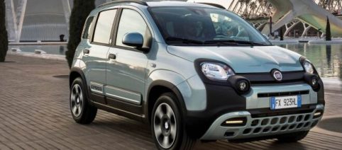 Immatricolazioni auto agosto: Fiat Panda la più venduta, crescono le ibride