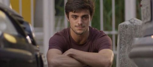 Jonatas sofrendo em "Totalmente Demais". (Reprodu&ccedil;&atilde;o/TV Globo)