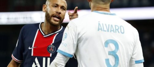 Momento do conflito em campo de Neymar e Gonzalez. (Arquivo Blasting News)