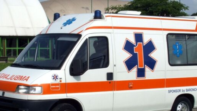 Bambino di 11 anni si lancia dal suo balcone del decimo piano.