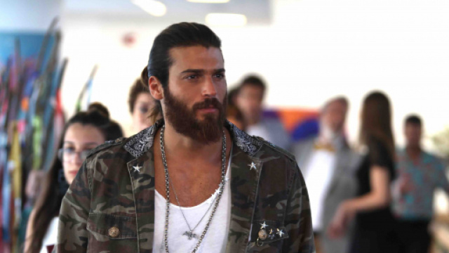 Can Yaman atterra a Roma: &egrave; un probabile ospite di C'&egrave; posta per te.