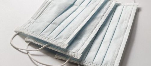 Guardar mal las mascarilas del coronavirus en el coche tiene multa.