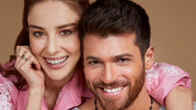 Can Yaman e &Ouml;zge G&uuml;rel di nuovo in coppia in Bay Yanlis.
