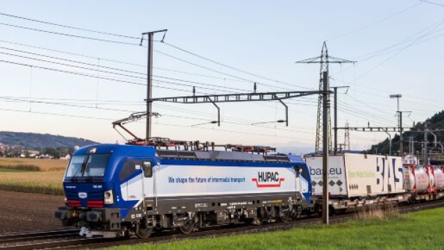 Hupac Intermodal - treno Vectron blu